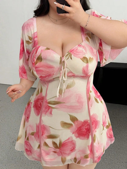 Vestido romántico de talla grande con estampado floral, rosa y amarillo, con mangas con volantes, manga corta, escote en V, cintura ajustada y escalonado.