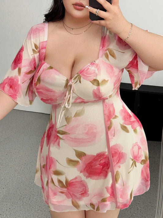 Vestido romántico de talla grande con estampado floral, rosa y amarillo, con mangas con volantes, manga corta, escote en V, cintura ajustada y escalonado.