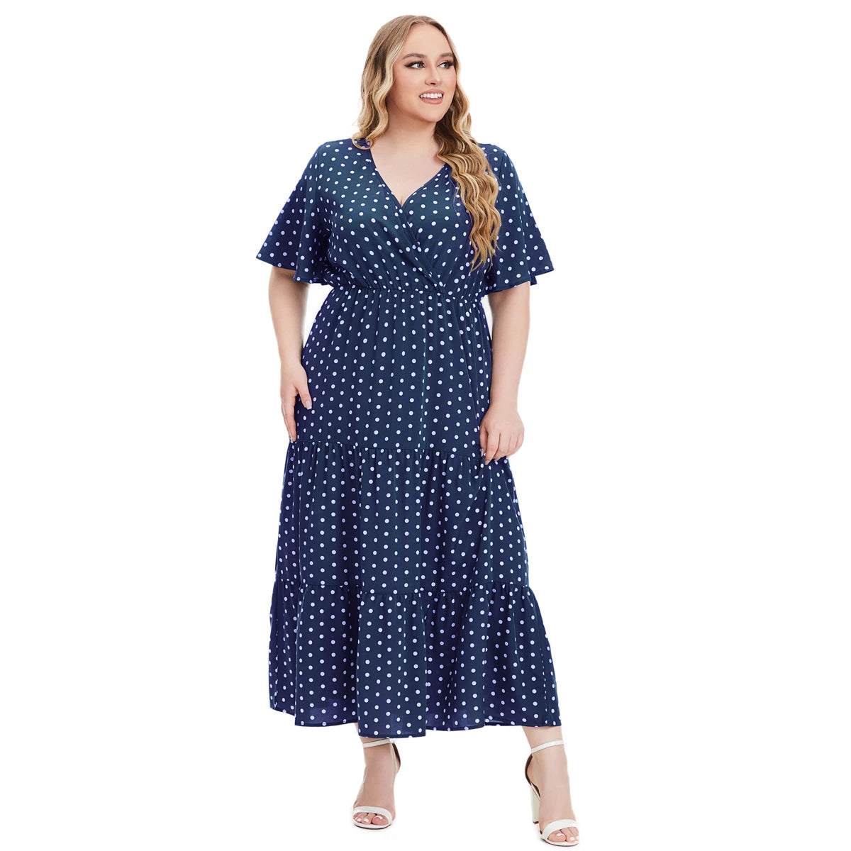 Vestidos casuales bohemios de manga corta con cuello en V y estampado de lunares a la moda para mujeres de talla grande.