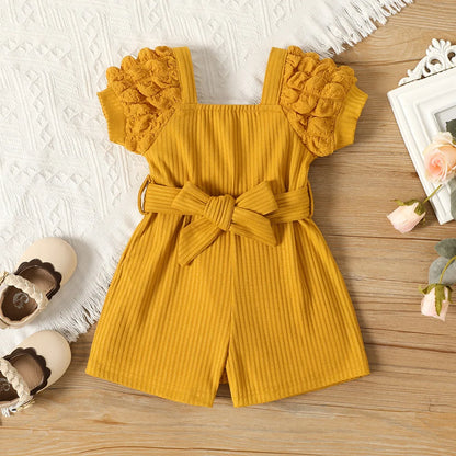 Mono corto de verano para niña, con cuello cuadrado pequeño, mangas abullonadas, cinturón y color liso
