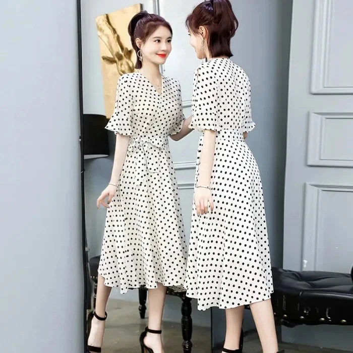 Vestido de lunares para mujer, falda de hada con escote en V adelgazante, falda larga de hada súper dulce, nuevo estilo de verano, cintura fruncida, manga corta