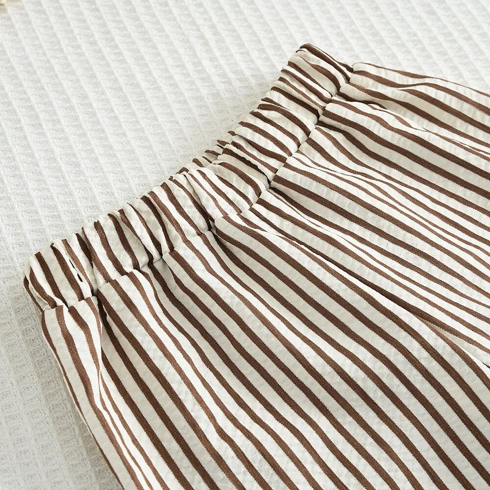 Conjunto de dos piezas de verano con chaleco caqui y pantalones anchos a rayas Bear Leader, ropa sencilla sin mangas para niños de 3 a 7 años.