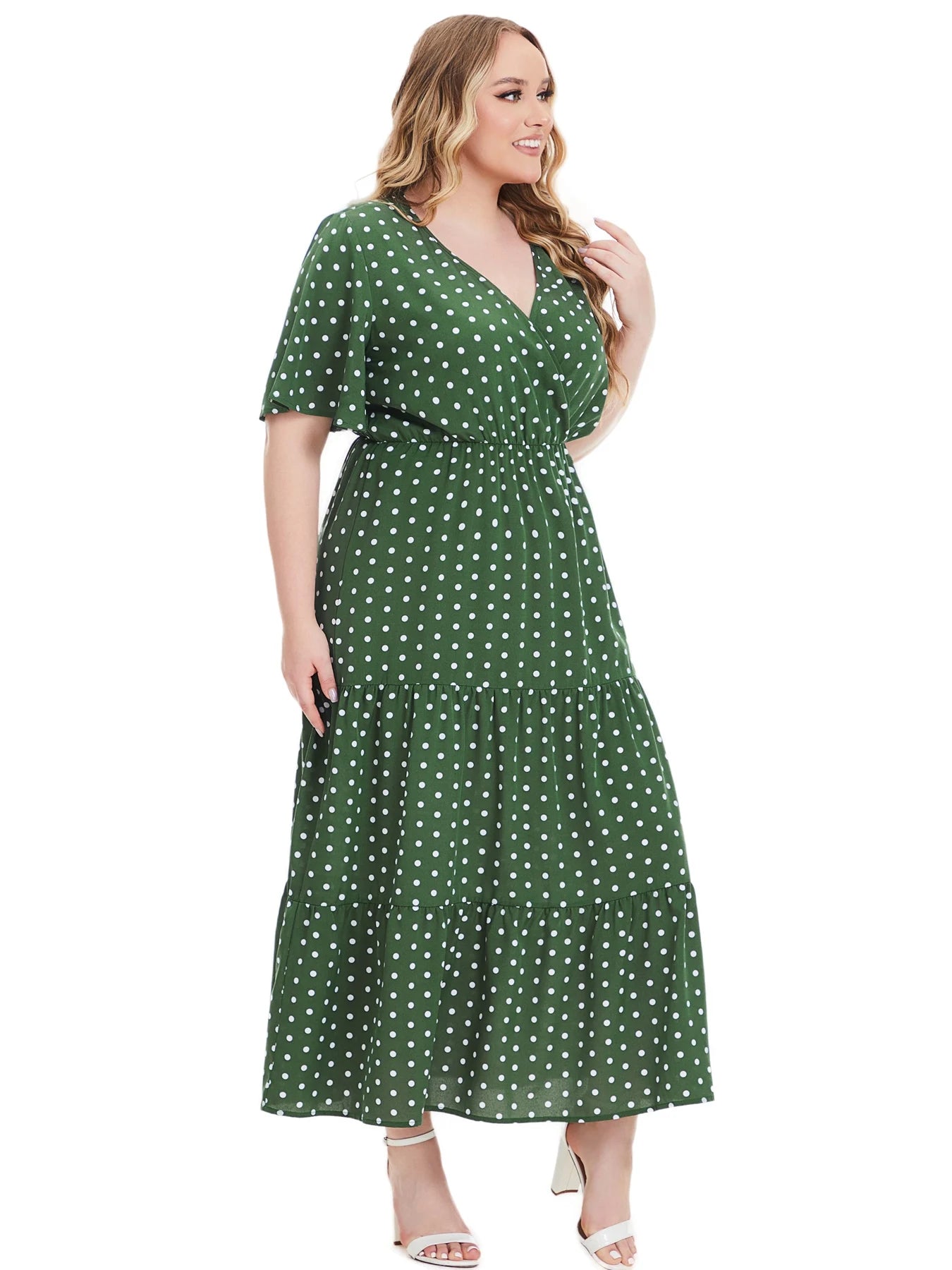 Vestidos casuales bohemios de manga corta con cuello en V y estampado de lunares a la moda para mujeres de talla grande.