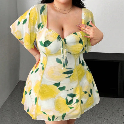Vestido romántico de talla grande con estampado floral, rosa y amarillo, con mangas con volantes, manga corta, escote en V, cintura ajustada y escalonado.