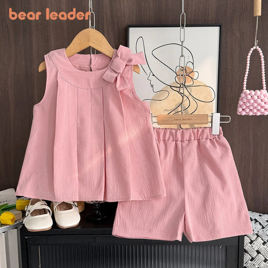 Conjunto de 2 piezas de ropa para niñas de Bear Leader, color rosa dulce, sin mangas, con lazo decorativo, chaleco plisado y pantalones cortos, color sólido, informal