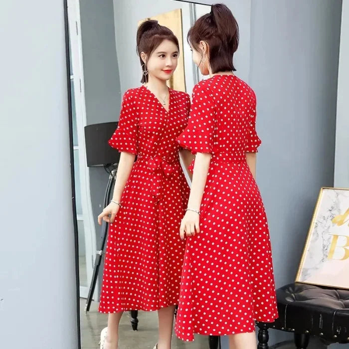 Vestido de lunares para mujer, falda de hada con escote en V adelgazante, falda larga de hada súper dulce, nuevo estilo de verano, cintura fruncida, manga corta