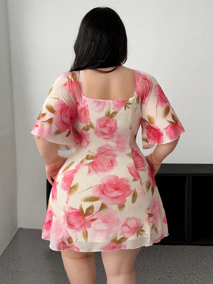 Vestido romántico de talla grande con estampado floral, rosa y amarillo, con mangas con volantes, manga corta, escote en V, cintura ajustada y escalonado.