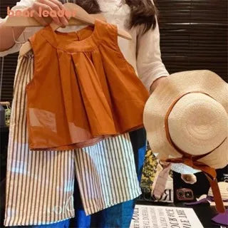 Conjunto de dos piezas de verano con chaleco caqui y pantalones anchos a rayas Bear Leader, ropa sencilla sin mangas para niños de 3 a 7 años.