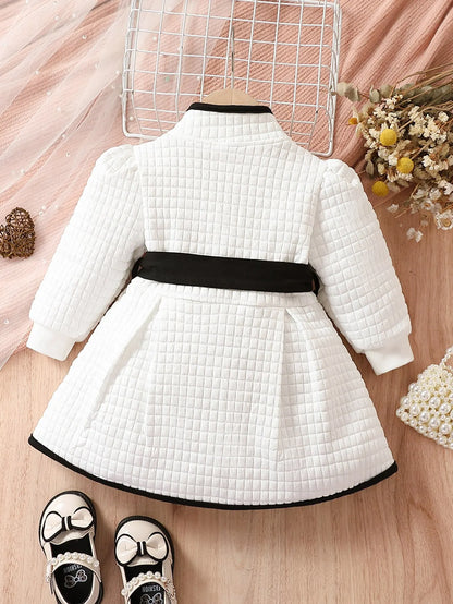 Conjunto de vestido térmico con cinturón para niñas pequeñas, moda de otoño e invierno, abrigo de princesa, cárdigan clásico en contraste de color blanco y negro.