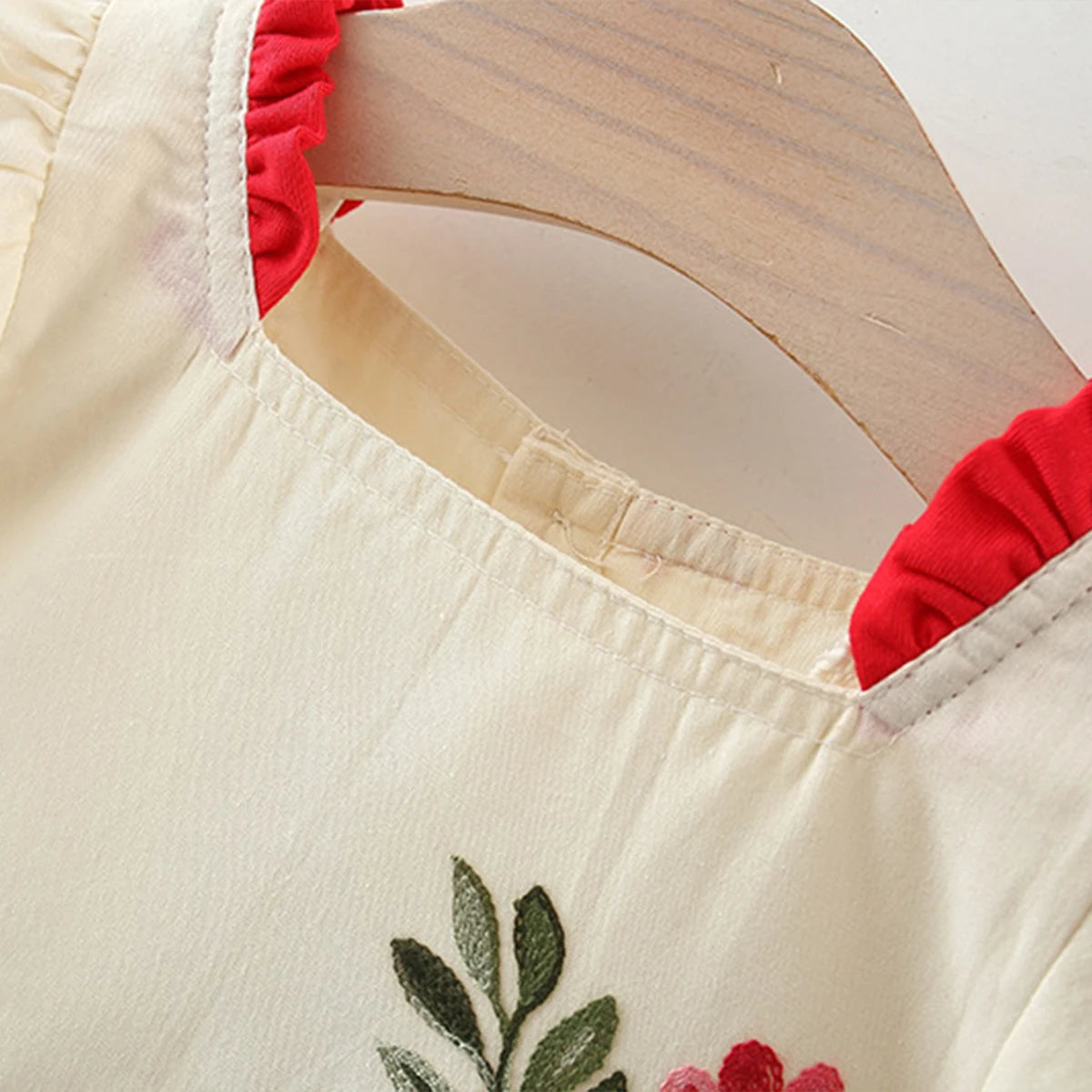 Conjunto de dos piezas de verano con chaleco caqui y pantalones anchos a rayas Bear Leader, ropa sencilla sin mangas para niños de 3 a 7 años.