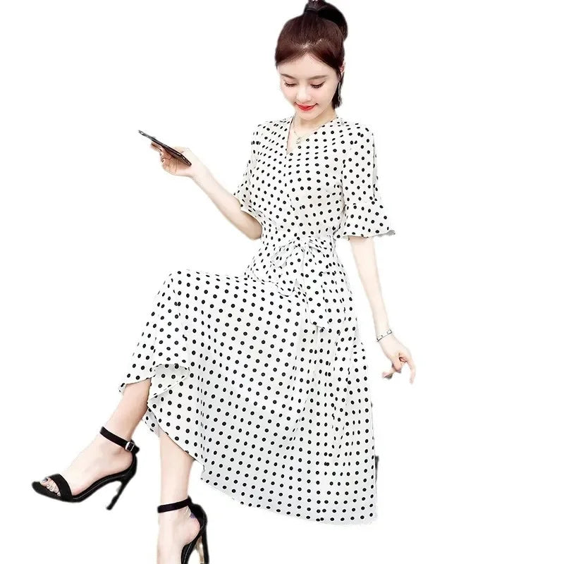 Vestido de lunares para mujer, falda de hada con escote en V adelgazante, falda larga de hada súper dulce, nuevo estilo de verano, cintura fruncida, manga corta